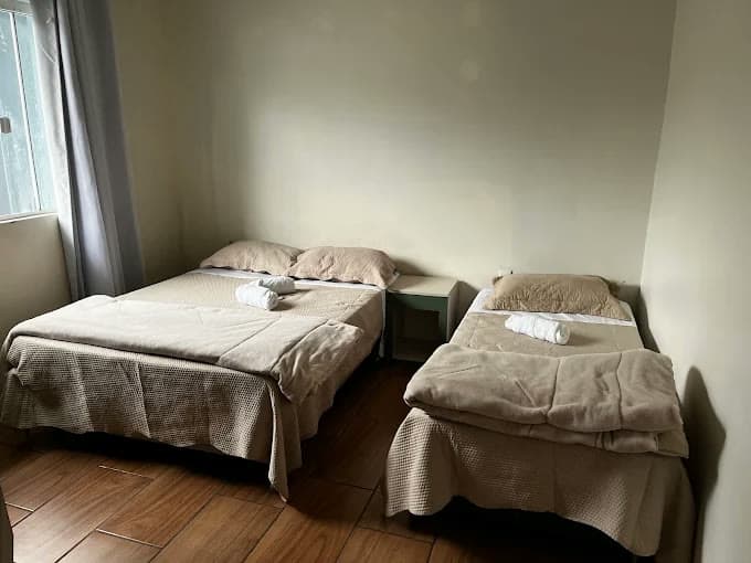 Outro quarto, com cama de casal e cama de solteiro lado a lado
